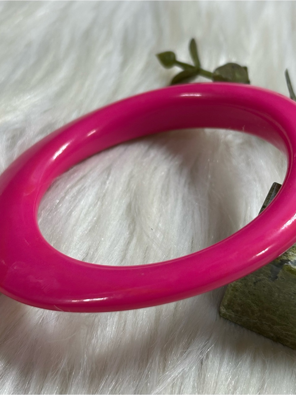 Vintage Hot Pink Resin acrylic Bangle Bracelet - Picture 5 of 8